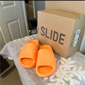 YEEZY SLIDES size 7